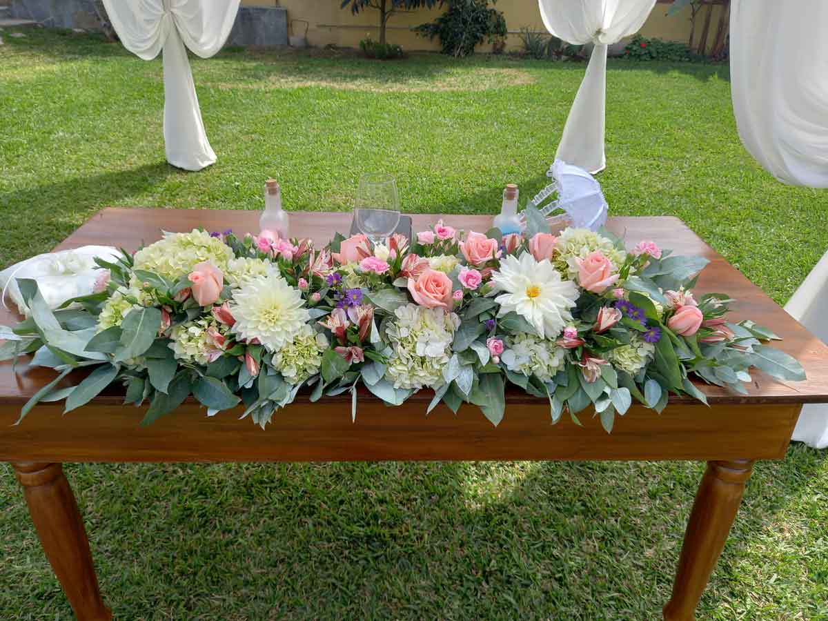 Arreglo floral para mesa de celebración