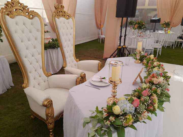 Mesa principal de recepción para novios