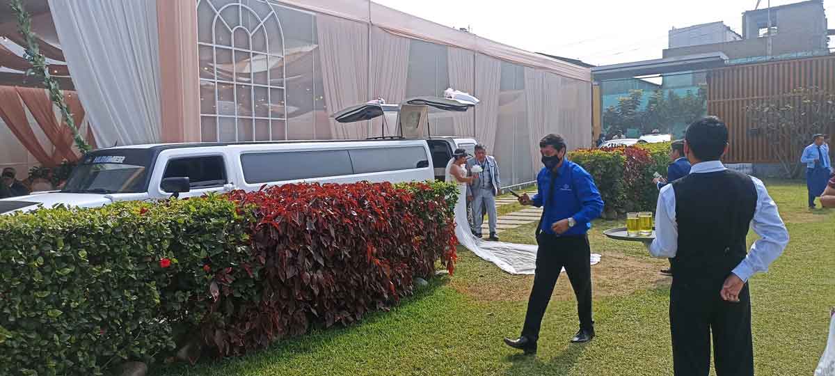 Vehículo llegando a las instalaciones para una celebración