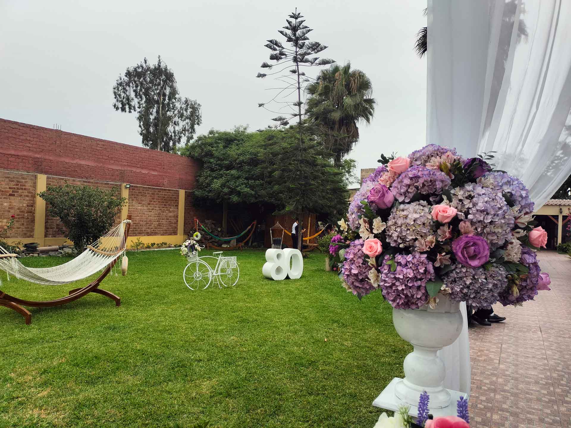 Decoración floral y telas para una ceremonia